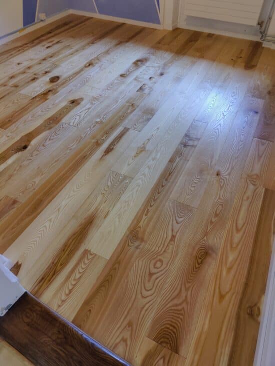 Esche Massiv (ein Stück Holz) mit Braunkern